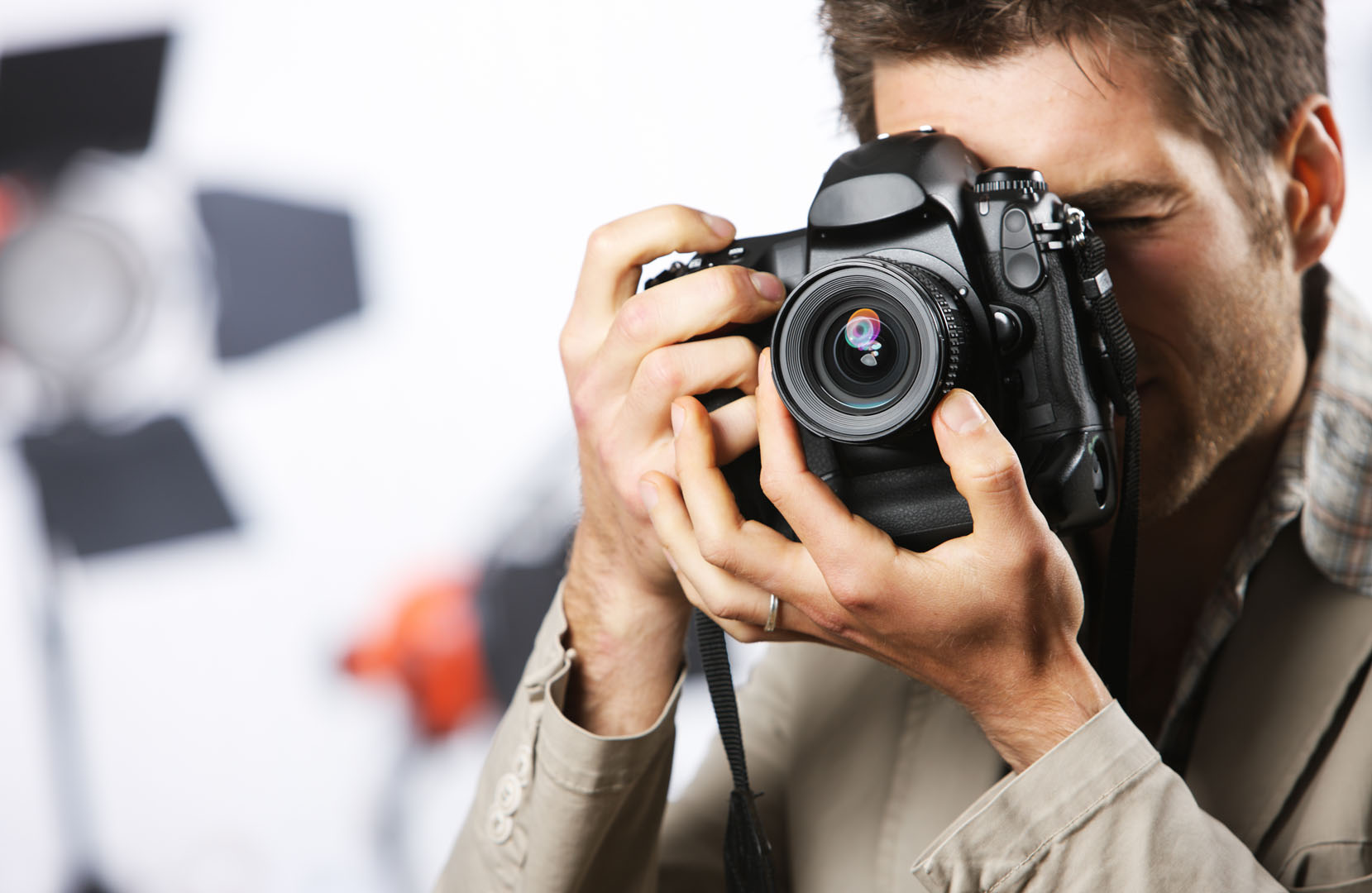 fotografo enfocando su camara