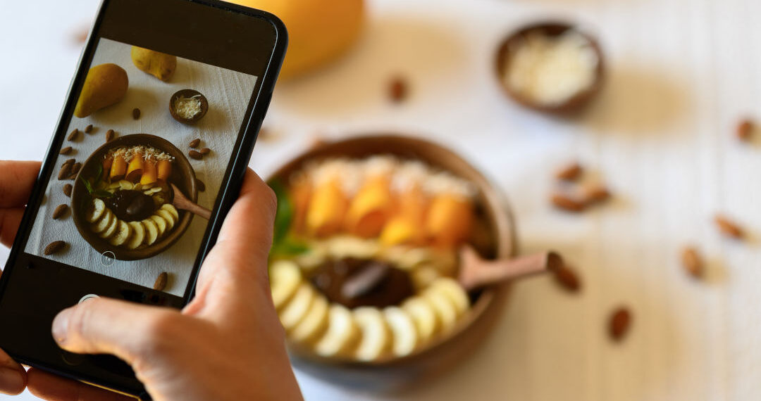 persona de cultivo tomando foto de un desayuno saludable
