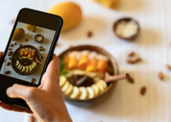 persona de cultivo tomando foto de un desayuno saludable